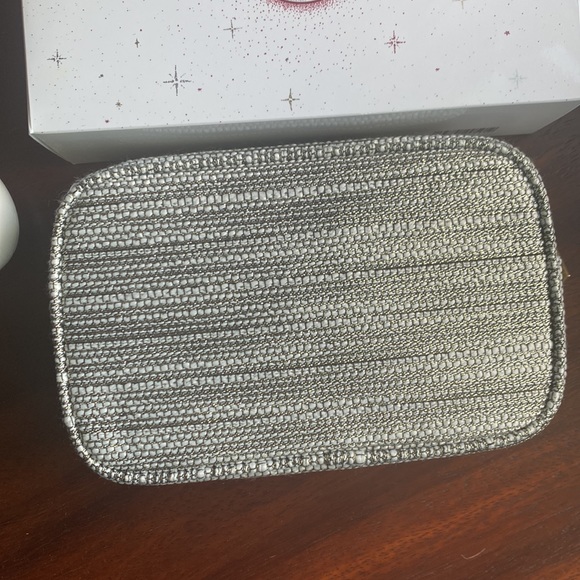 CHANEL 2022 Gift Set Bag & Hand Cream - Picture 4 of 9